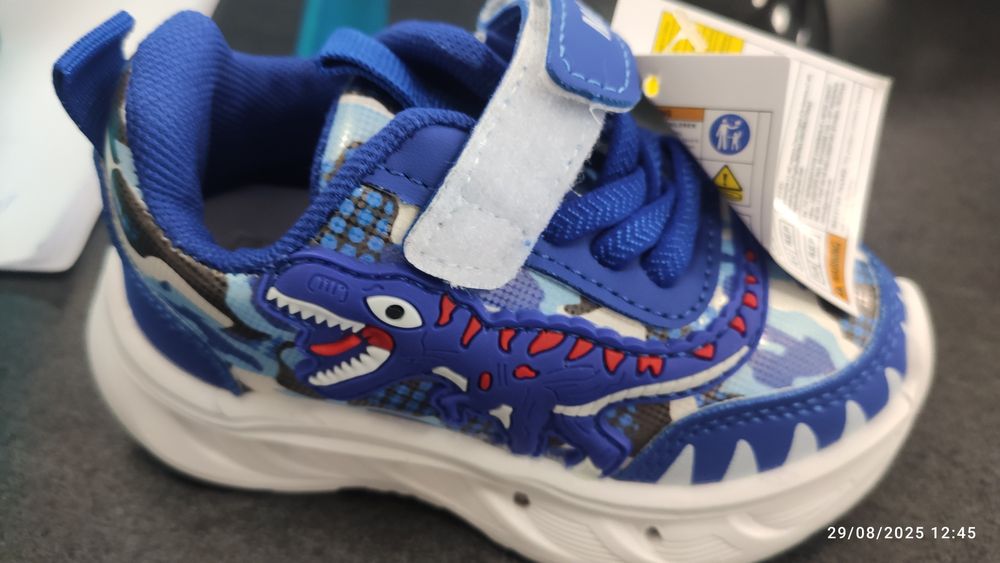 Vând adidas cu luminite