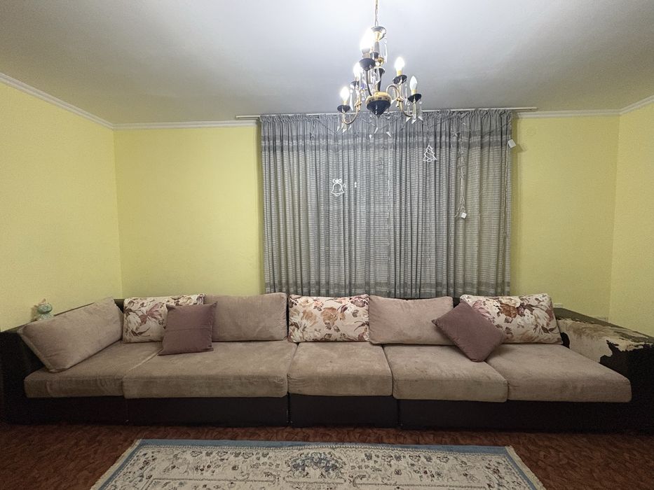 Диван қонақ бөлмеге өте ыңғайлы