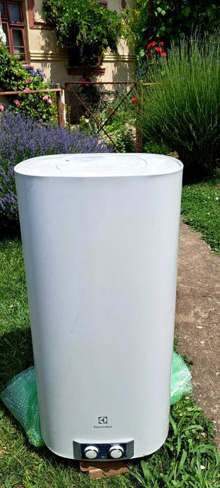 Vând boiler electric Electrolux 100 l + bonus...oglindă/ dulăpior baie