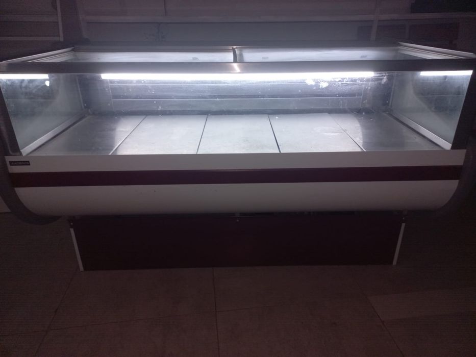 Продам холодильную витрину б/у