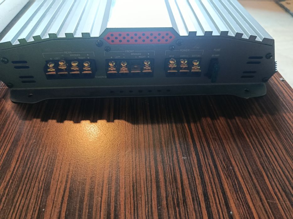 Vând sau schimb 2 amplificatoare auto cablaje  tub bass