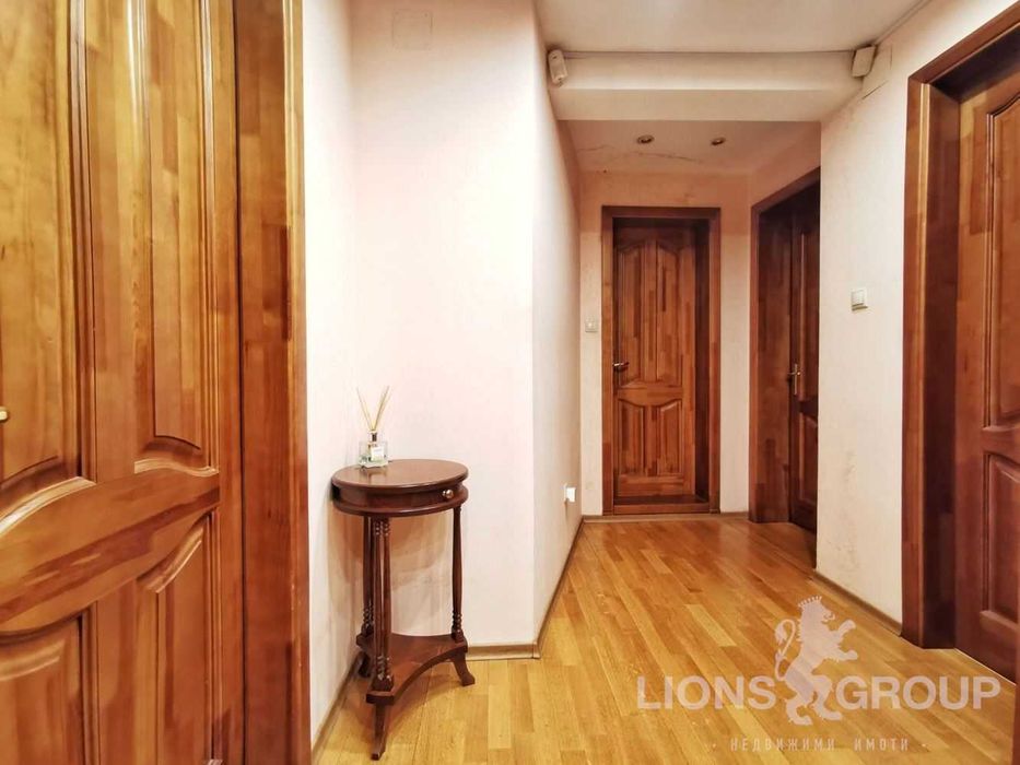 Дава се под наем Тристаен апартамент в Варна, Център - 120 кв.м за 816 € - Снимка #8