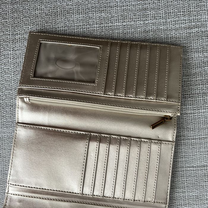 Дамско портмоне GUESS в отлично състояние, отигинално