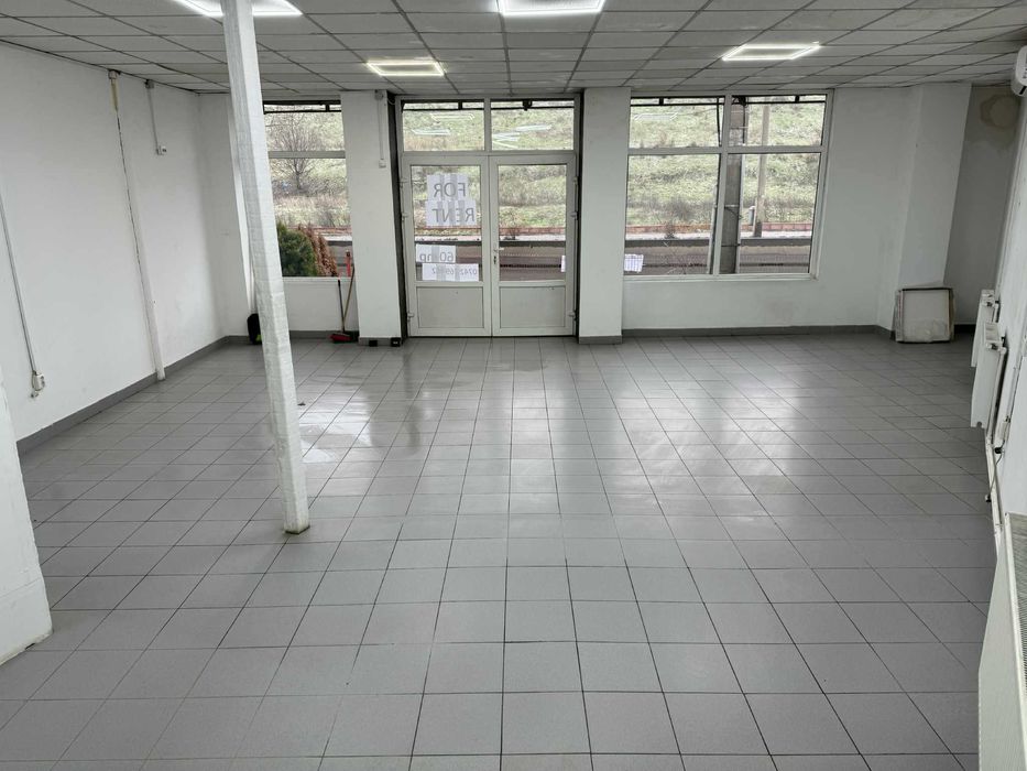 Spatiu stradal 60 mp de INCHIRIAT