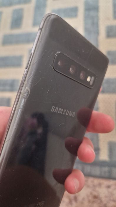 Продам Samsung S10