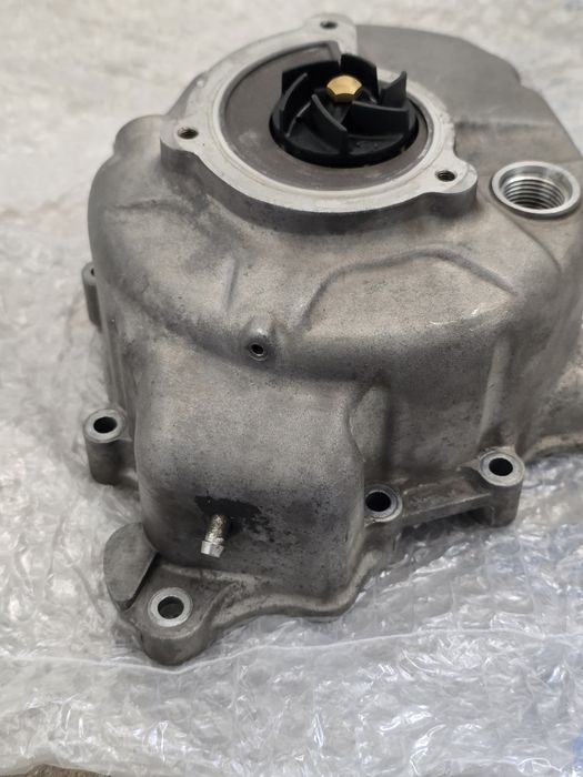 Capac magnetou si pompa apa Piaggio 300
Capacul este in stare foarte buna. Pompa de apa are joc si necesita reconstructie.
Compatibil cu motoare