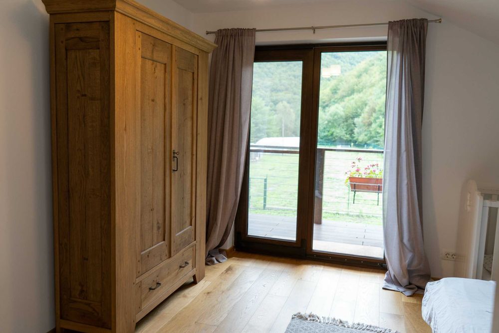 Cabană premium mobilată, 6 camere, 1,68 ha livadă și baltă, aproape de Deva