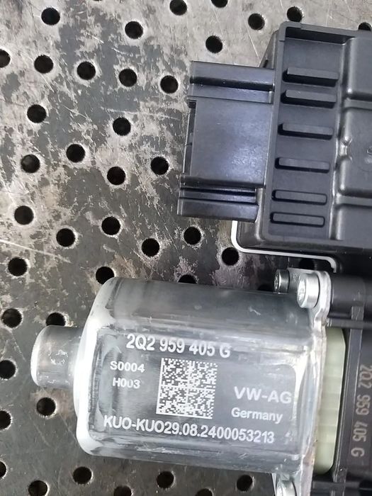Motoras macara stanga fata vw t cross c11 d31 2q0959405g 0130822064