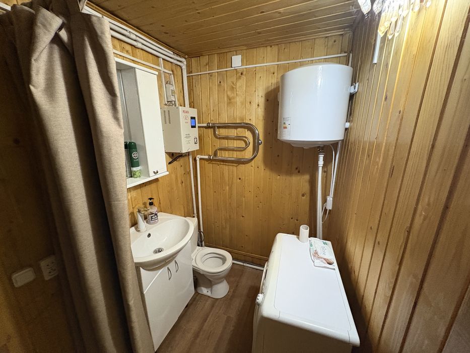 Домик с баней, беседкой.