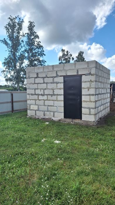 Участок с постройкой