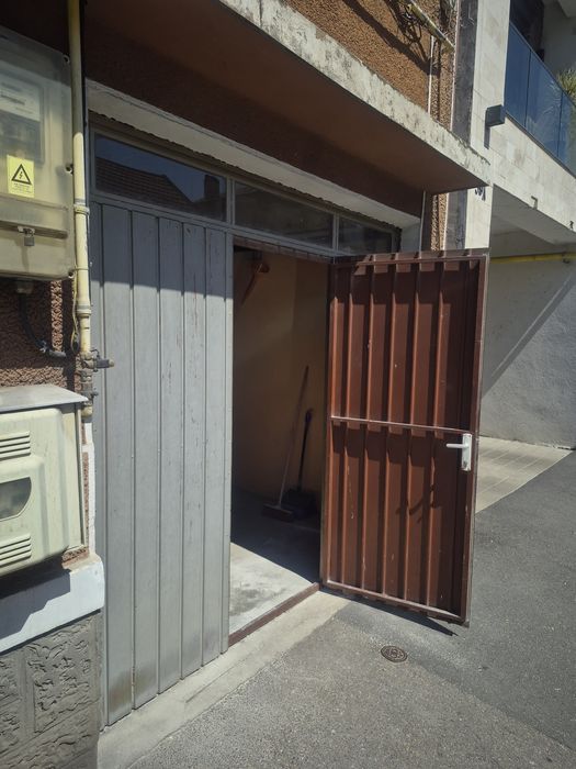 Vând poarta de fier