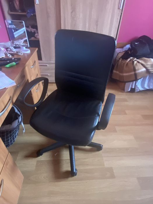 Офис стол или стол за стая