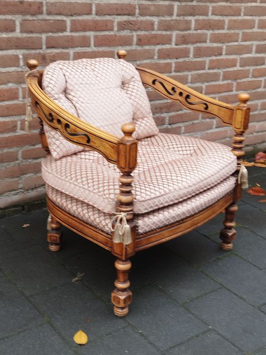 Дизайнерски ръчно резбован дървен  фотьойл с гобеленова тапицерия от А