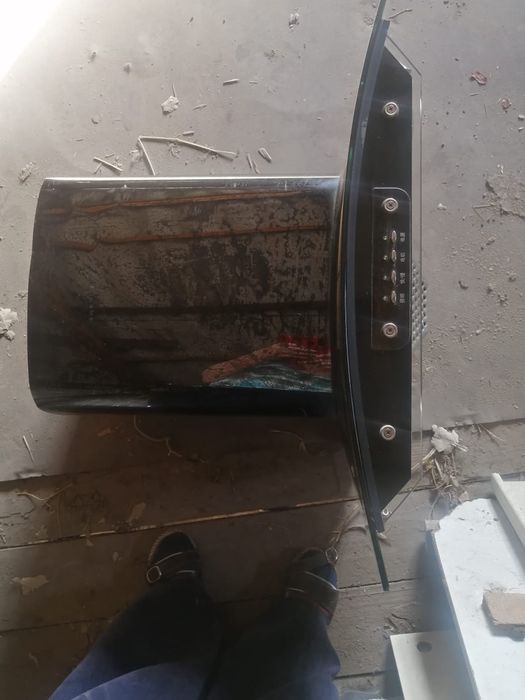 Вытяжка чёрная...