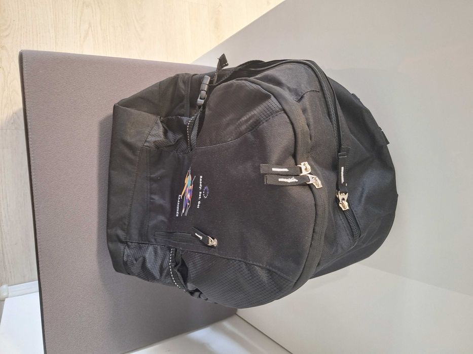 Rucsac nou nout! Are multiple compartimente.