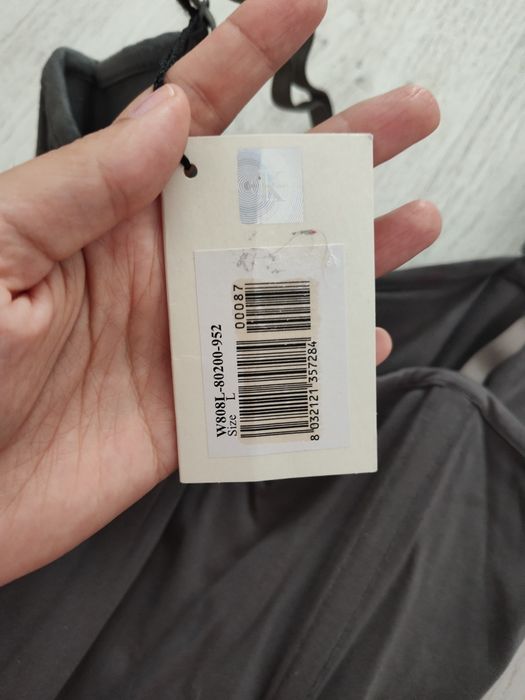 Noul corset cu armătură al lui Calvin Klein, mărimea M