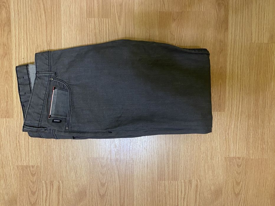 Vand pantaloni Armani marime 42
