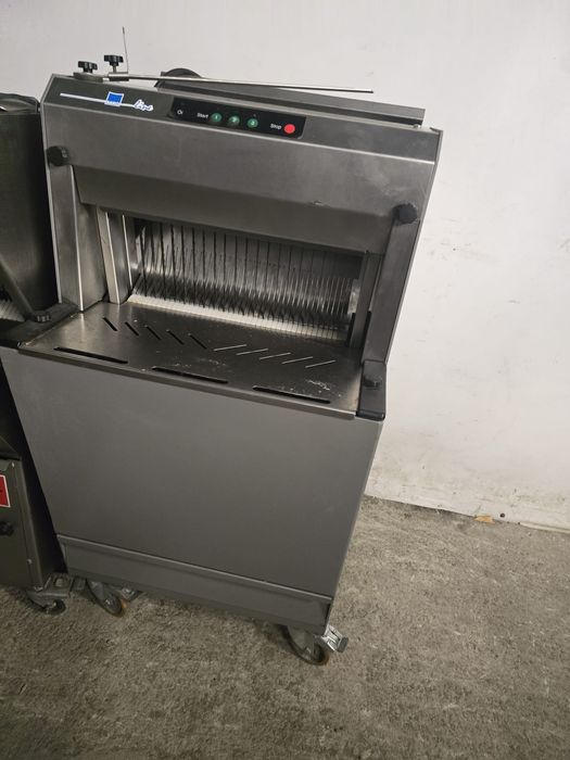 Masina de feliat paine, semiautomata