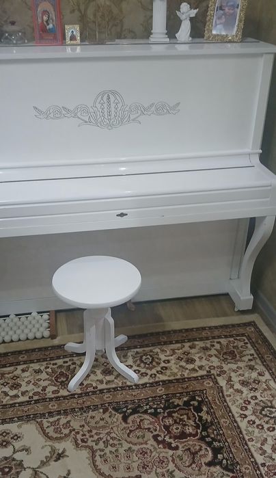 Продам белое пианино