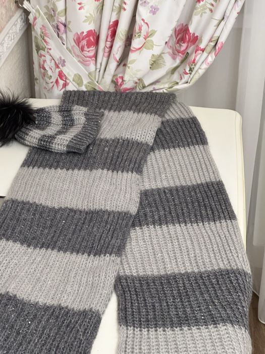 Продается   комплект  Шарф и шапочка .