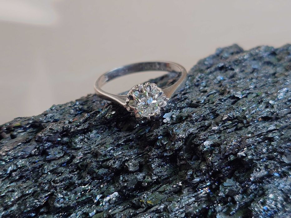 Inel din aur alb de 18 k cu diamant natural taietura briliant