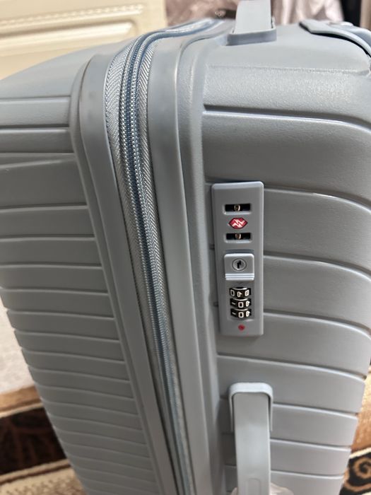 Чемодан компактный среднего размера