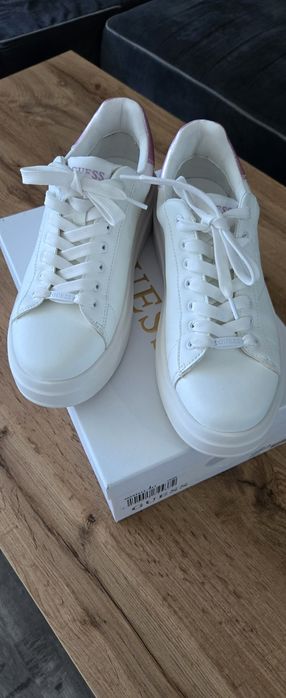 Бели кецове Guess