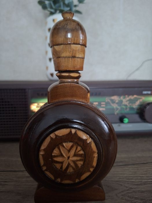 Plosca veche din lemn.  Stare impecabilă. Capacitate mica.