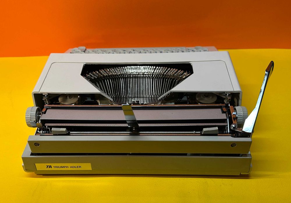 Нова Пишеща Машина Contessa De Luxe Обслужена  Qwerty Клавиатура