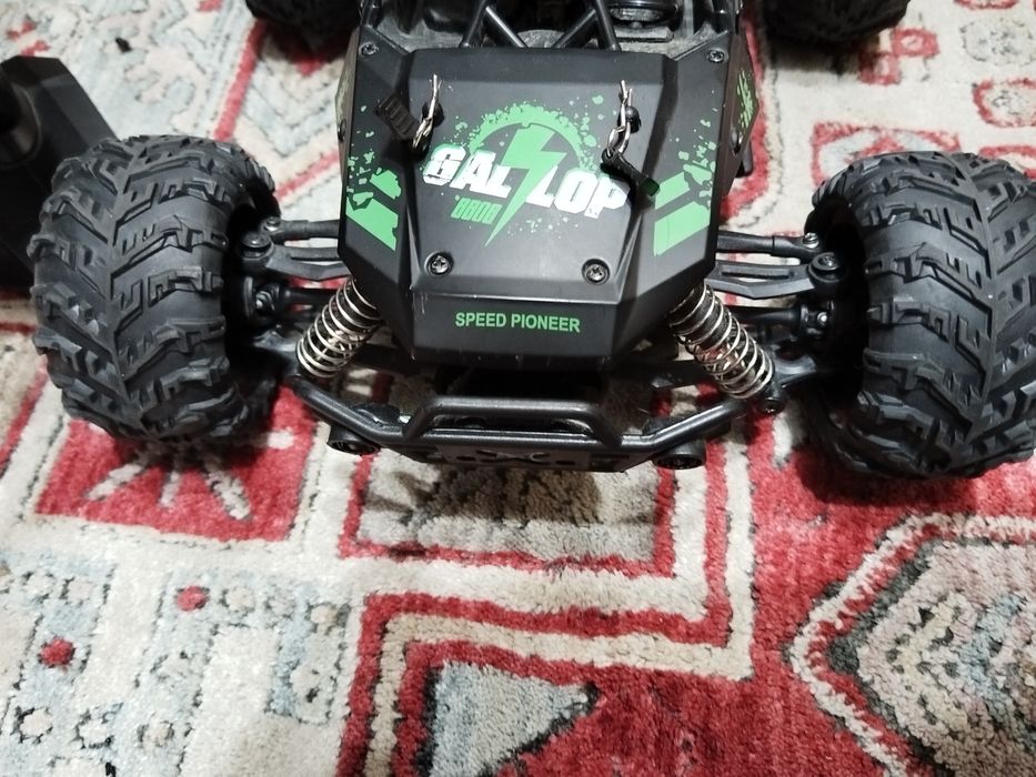 Продам машинку на радиоуправлении