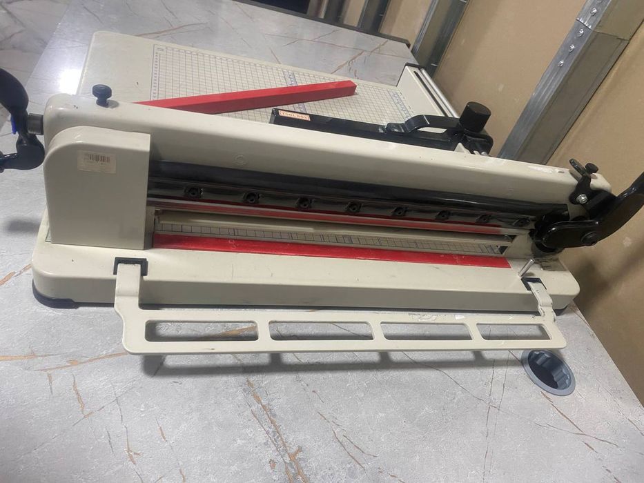 Qogoz kesadigan katta rezak 858