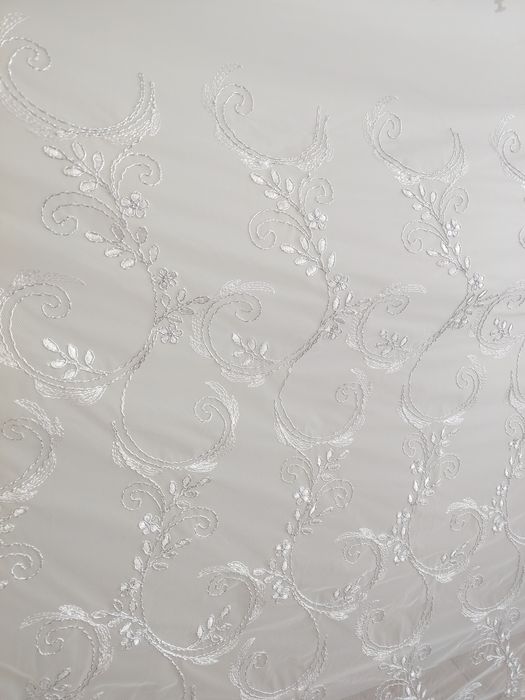 Шторы , тюль очень красивая.