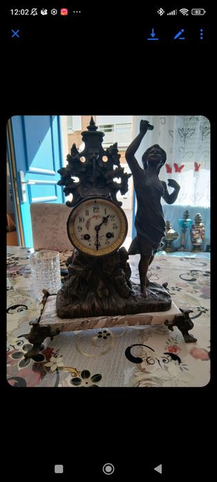 Ceas deosebit cu statueta