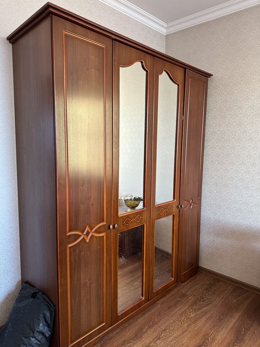 Продам спальный гарнитур шкаф кровать 2 тумбочки кровать