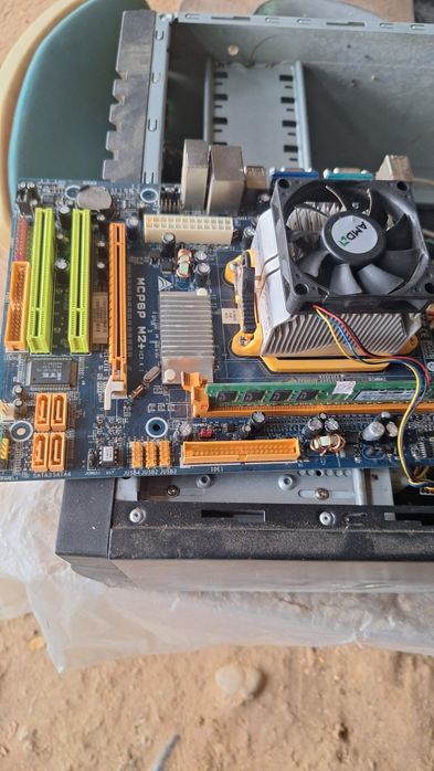 Procesor AMD Athlon 1640 +Placa de baza Socket AM2 - Funcțional