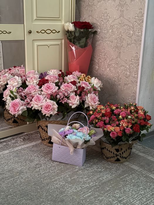 Продам букеты в корзине