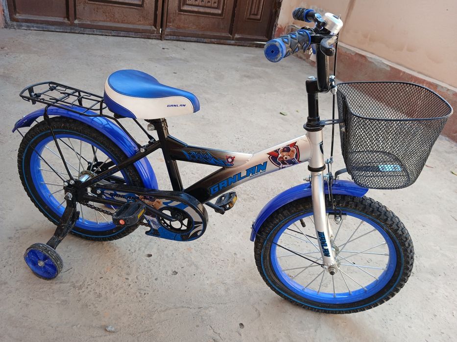 Velosiped holati yangi olinganiga ko'p bo'magan bolam haydamadi