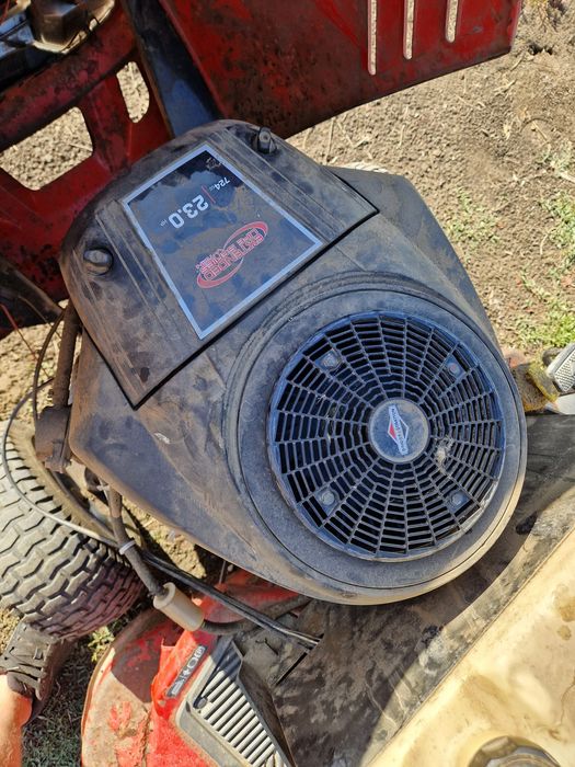 Vand tractoras de gazon