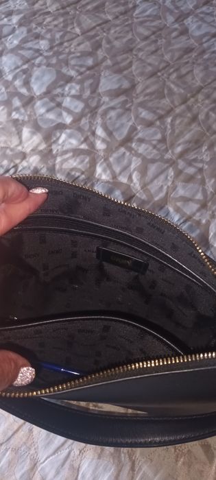 Черна кожена чанта на DKNY