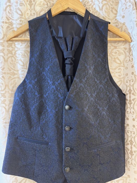 Costum efectiv ca nou