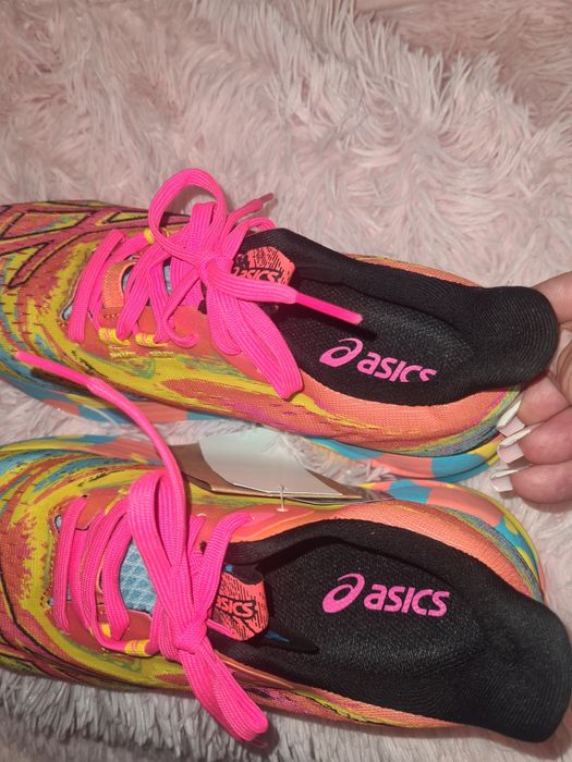 Продавам дамски  маратонки ASICS