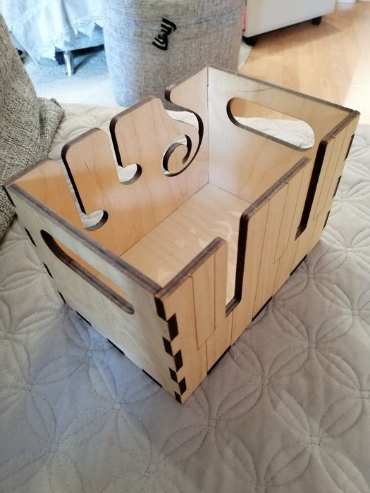 В помощь вязальщицам - клубочница. Дерево.