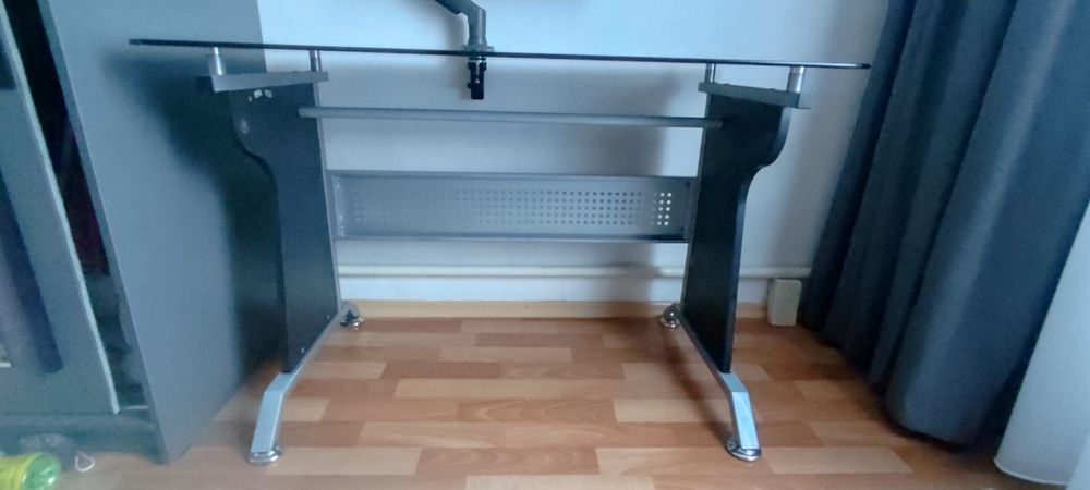 Стол стеклянный для компьютера и учебы