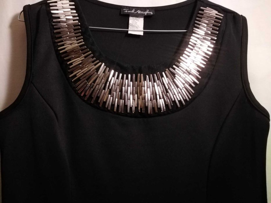Rochie moderna cu model metalic aplicat