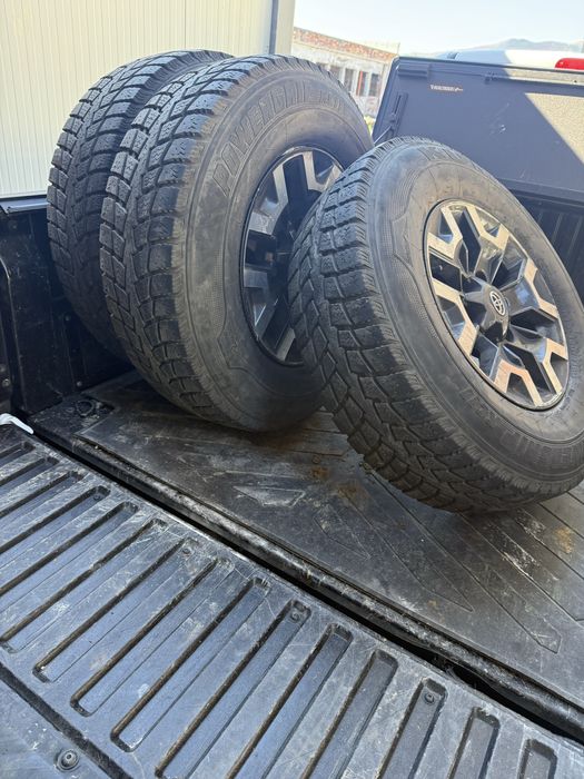 Тойота продавам два комплекта  джанти от Тойота Такома 17 и 16 цола