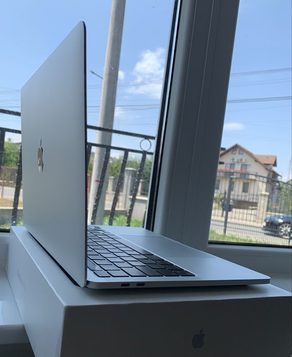 MacBook Pro 13” 2022 M2 | 8GB RAM | 512GB SSD | Touch Bar + Apple Magic Mouse