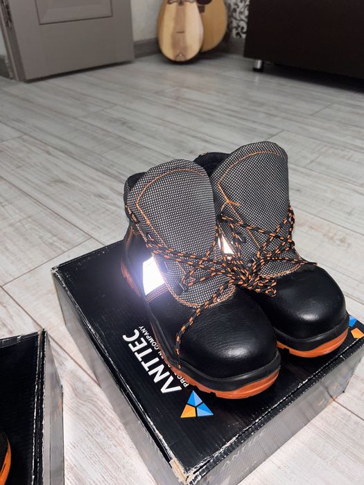 Продается  спец ботинки  36-37