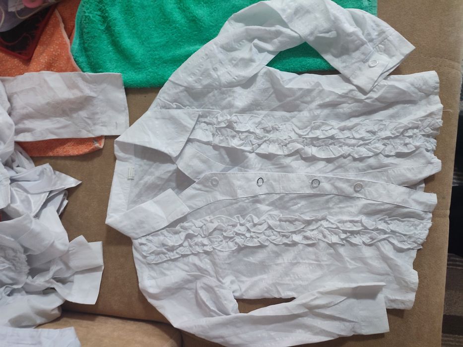 Продам белые рубашки на девочек