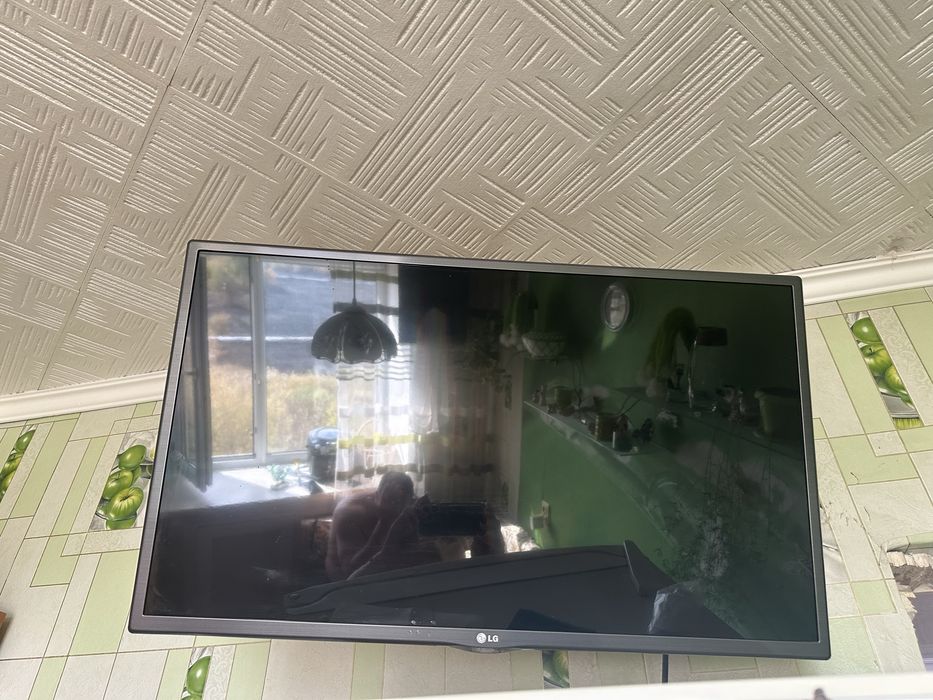 Телевизор LG, с кранштейном