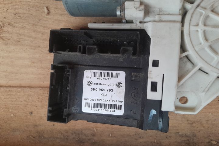 Motoras macara geam fata dreapta 5N0959701D / 5K0959793 5N0959701D /